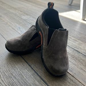 Merrell little kids jungle moc shoe.  Color is gunsmoke suede.  Gently worn.